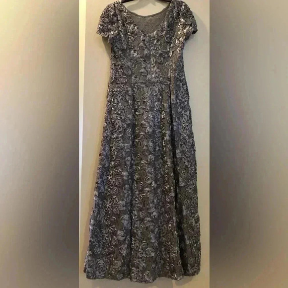 Alex Evenings Rosette A-Line Gown Size 14 - Picture 5 of 8